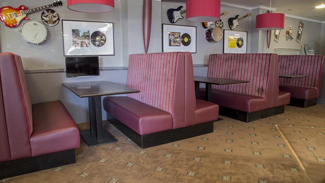 Manhatten Family Restaurant Perth - Straight Booths Furniture